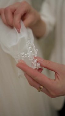 El süslemeli özel bir gelinlik dikimi.