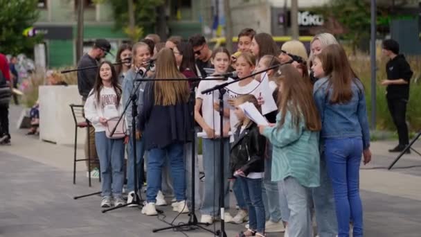 Tinédzser Gyerekek Énekelnek Egy Mikrofonba Szabadban — Stock videók