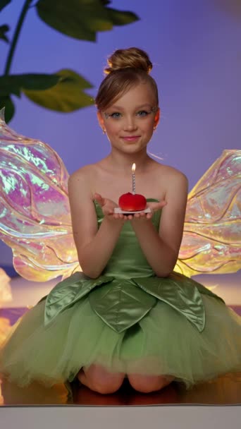 Fată Leprechaun Drăguță Care Prezintă Studio Suflând Lumânare Tort Fetiță — Videoclip de stoc