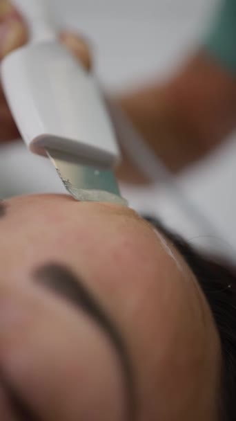 아름다운 여성을 클리닉에서 시술을 피부과 전문의 치료를 클로즈업 — 비디오