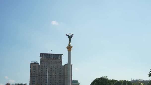 Памятник Независимости Стелла Женской Фигурой Украинском Национальном Костюме Веткой Вибурнума — стоковое видео