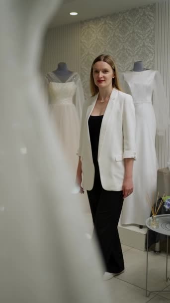 Молодая Женщина Выбирает Свадебное Платье Магазине — стоковое видео