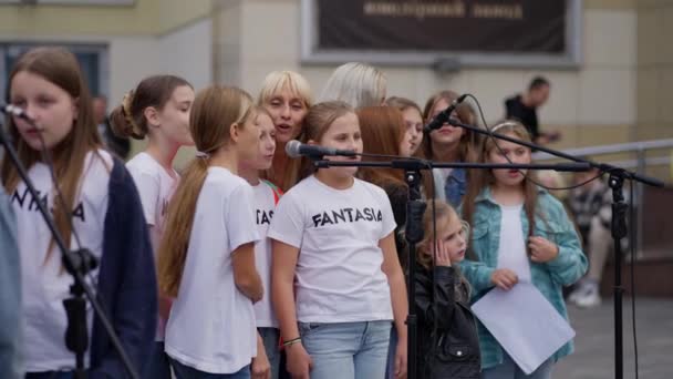 Mädchen Schulalter Singen Ein Lied Ins Mikrofon — Stockvideo
