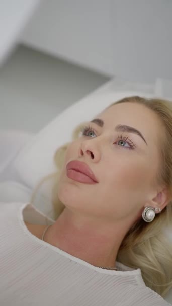Burun Estetiği Dudak Büyütme Ameliyatından Sonra Kadın Yüzü — Stok video
