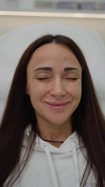 Bir Plastik Cerrah Yüzüne Kırışıklıklarla Dokunur Kaldırılacak Yerleri Belirler — Stok video