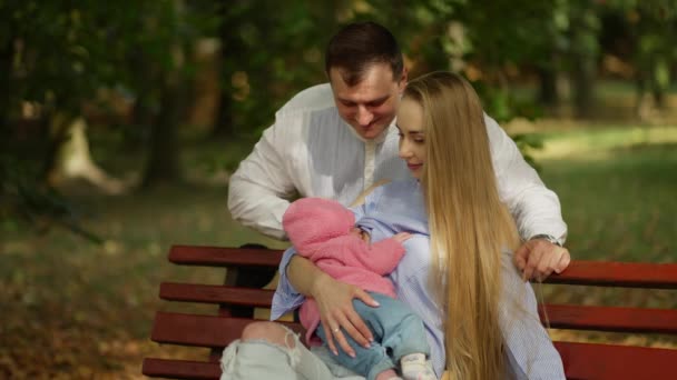 Padres Amorosos Con Hijos Aire Libre Una Madre Está Amamantando — Vídeos de Stock