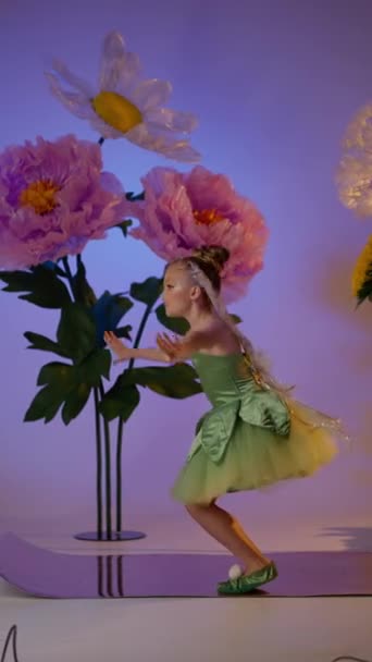 Kanatlı Peri Kostümlü Küçük Şirin Kız — Stok video