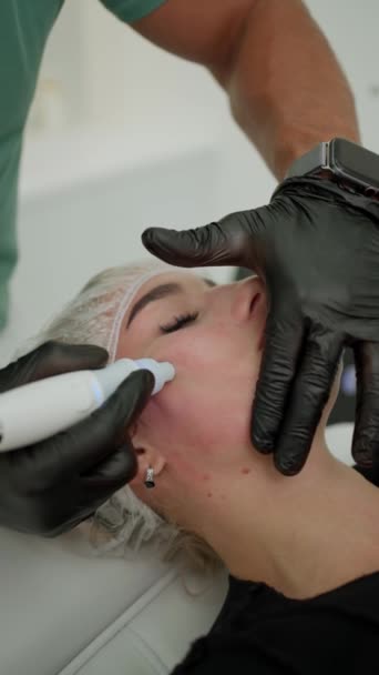 Cosmetólogo Profesional Realiza Procedimiento Lifting Facial Quirúrgico Para Cliente Salón — Vídeo de stock
