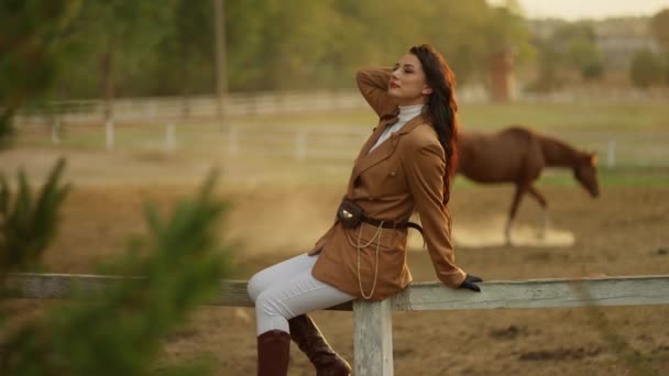 Młoda Piękna Spokojna Kobieta Ciesząca Się Widokiem Końmi Podczas Relaksu — Wideo stockowe