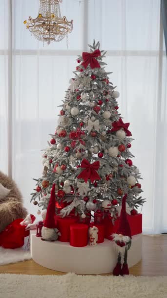 Mnoho Dárkových Krabic Vánoční Dekorace Pod Krásně Zdobené Vánoční Stromeček — Stock video