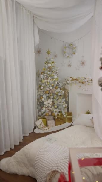 Uma Bela Árvore Natal Alta Foi Decorada Com Bolas Flocos — Vídeo de Stock