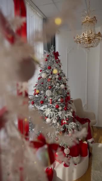 部屋のクリスマスの装飾 クリスマスの精神と気分を放射する素晴らしい双子の輝くガーランド クリスマスと新年のインテリア付きの客室です 装飾された緑の木 — ストック動画