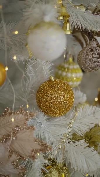 Рождественские Игрушки Еловой Ветке Фоне Новогоднего Освещения — стоковое видео