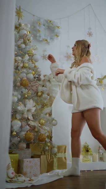 Eine Blondine Weißen Sexy Anzug Hängt Hause Einen Festlichen Luftballon — Stockvideo