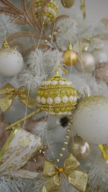 Noel ağacı süslemeleri. Noel ağacı ışıklarını ve oyuncaklarını kapat