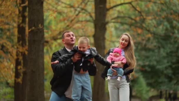 가족은 그들의 귀여운 자연에서 산책을 즐기고 — 비디오
