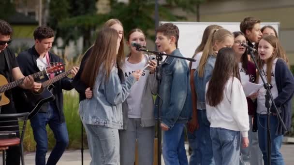 Chœur Adolescents Chante Une Chanson Joyeuse Lors Festival Rue Publique — Video