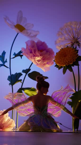 Una Niña Con Disfraz Hada Con Brillantes Alas Mariposa Multicolores — Vídeos de Stock