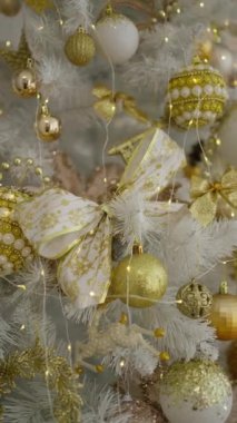 Yılbaşı dekoru, Noel ağacı, altın ve gümüş toplar. Noel ağacı süslemeleri. Oyuncaklar