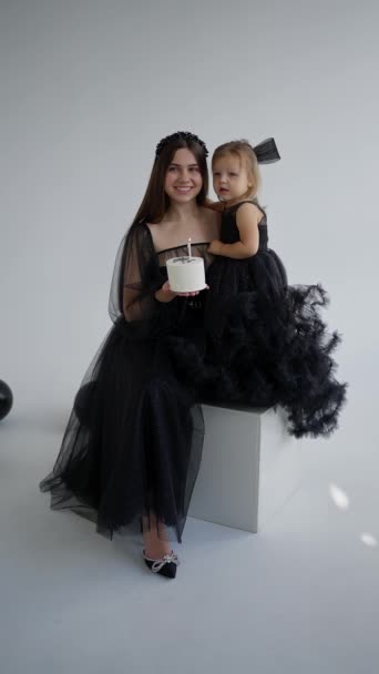 Eine Schöne Junge Mutter Festlichen Kleid Hält Eine Geburtstagstorte Für — Stockvideo