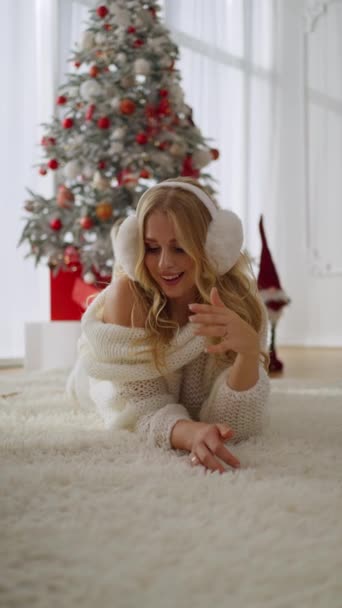 Una Chica Feliz Bienvenida Alegremente Nuevo Año Cerca Árbol Navidad — Vídeos de Stock