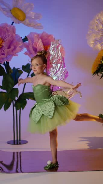 Krásná Roztomilá Dívka Pózuje Zelené Pohádkové Šaty Motýlí Křídla Mezi — Stock video