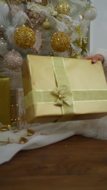 Nerozpoznatelná Žena Dává Krabici Vánočním Dárkem Pod Zdobený Vánoční Stromek — Stock video