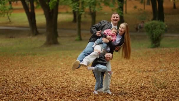 Glückliche Familie Die Mit Kindern Park Spazieren Geht Die Menschen — Stockvideo
