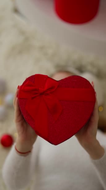 Krásná Blondýna Usmívá Drží Krabici Tvaru Srdce Valentýna — Stock video
