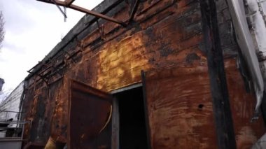Boş, yanmış ve paslanmış bir bina.