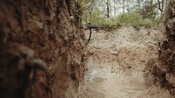 Háború Egy Katona Egy Lövészárokban Rejtőzik Egy Kalasnyikov Géppuskával — Stock videók