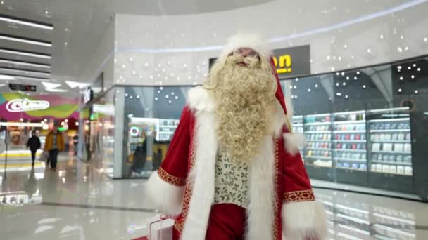 Santa Claus Trae Los Niños Regalo Para Dejar Bajo Árbol — Vídeos de Stock