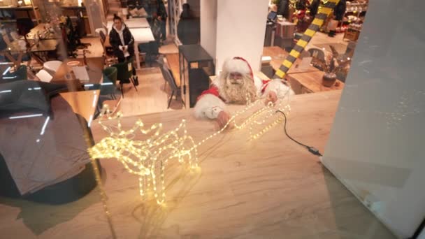 Zaměstnanec Který Hraje Roli Santa Clause Baví Zákazníky Zimních Prázdninách — Stock video