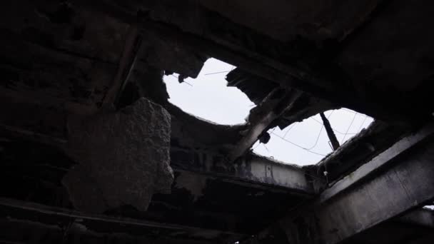 Agujero Techo Una Casa Destruida Por Una Concha Enemiga — Vídeo de stock