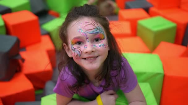 Mutlu Küçük Kız Oynuyor Havuzda Renkli Plastik Toplarla Eğlence Merkezinde — Stok video
