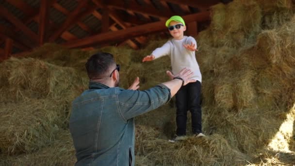 Papai Segura Seu Filhinho Seus Braços Que Está Pulando Feliz — Vídeo de Stock