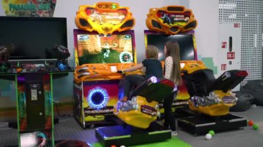 Mutlu çocuklar eğlence merkezinde eğleniyor, binicilik yapıyorlar.