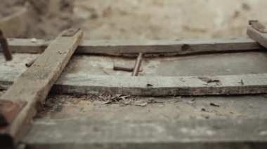 Yedek kulübesinin ahşap zeminine düşen 9mm 'lik boş kovanlar süper yavaş çekimde.