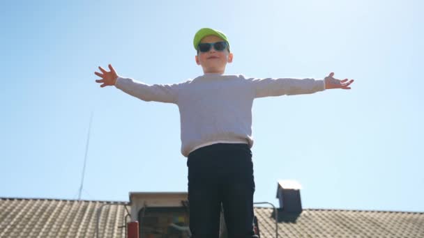 Маленький Мальчик Забрался Крышу Трактора Беззаботный Ребенок Веселится Природе Детская — стоковое видео