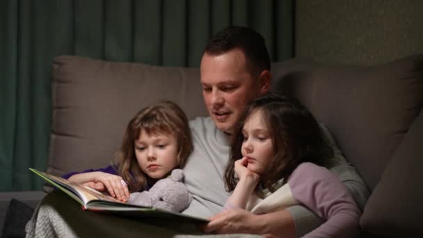 Tatăl Citește Carte Interesantă Pentru Copii Acasă Tată Iubitor Își — Videoclip de stoc