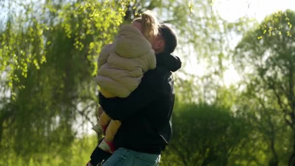 Ein Vater Hält Seine Kleinen Töchter Bei Einem Spaziergang Der — Stockvideo