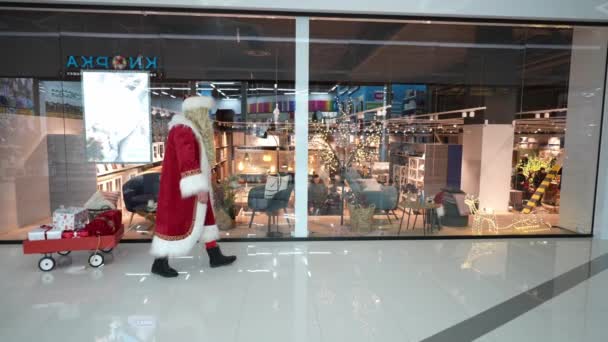 Santa Claus Carries Gifts Shopping Center Distributes Them Visitors Christmas — Stock Video