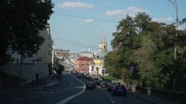 Şehir caddelerinde trafik vardı.