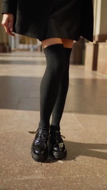 Şehir Merkezinde Yürüyen Yüksek Siyah Çoraplı Seksi Kadın Bacaklarının Yakın — Stok video