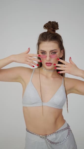 Moda Reklamı Çekerken Kameraya Bakan Bir Kızın Portresi — Stok video