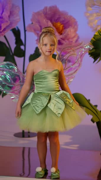 カラフルな花の間の妖精の衣装の美しい少女 — ストック動画