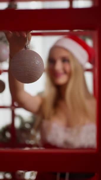 Une Belle Femme Tient Des Décorations Noël Dans Ses Mains — Video
