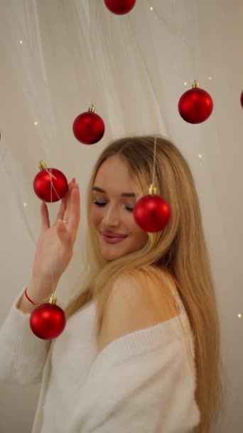 Mladá Blondýna Dívá Kamery Pozadí Novoroční Věnce Detailní Tvář Krásné — Stock video