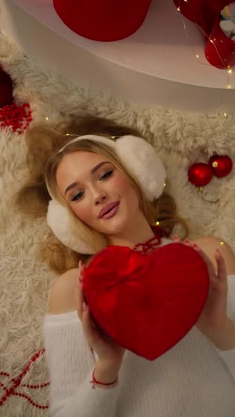 Jeune Femme Blonde Sexy Tenant Une Boîte Avec Cadeau Anniversaire — Video