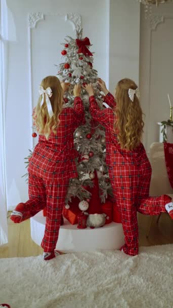 女人在早上醒来并为圣诞节做准备后 在家里装饰圣诞树 — 图库视频影像